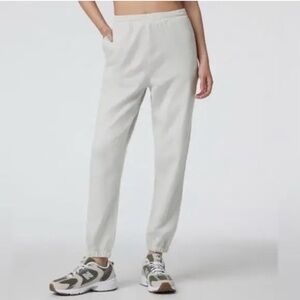 Vuori Boyfriend Joggers - Salt